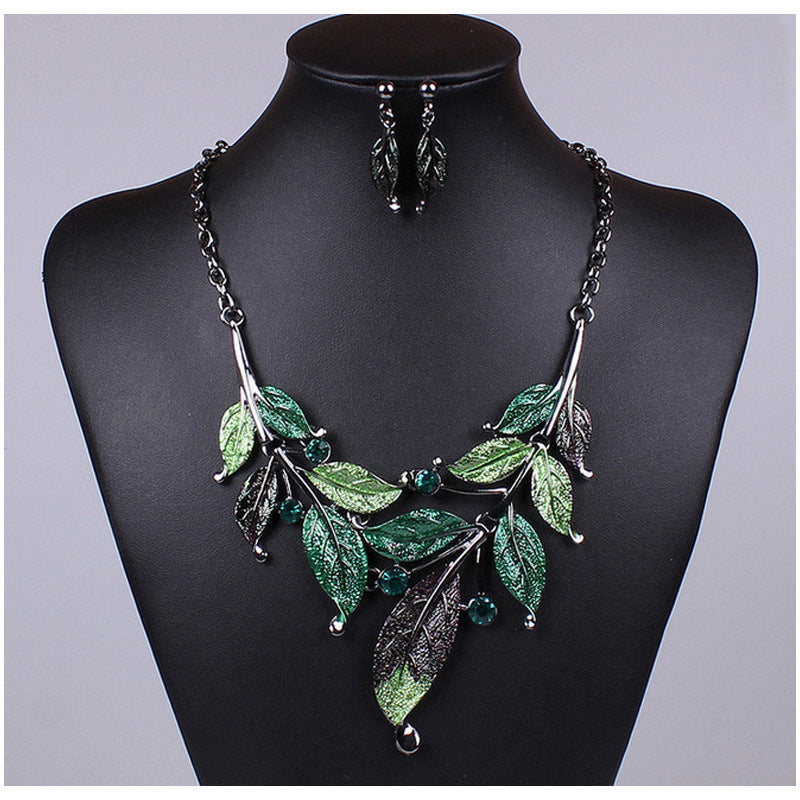 color leaves, short clavicle necklace, bridal dress,