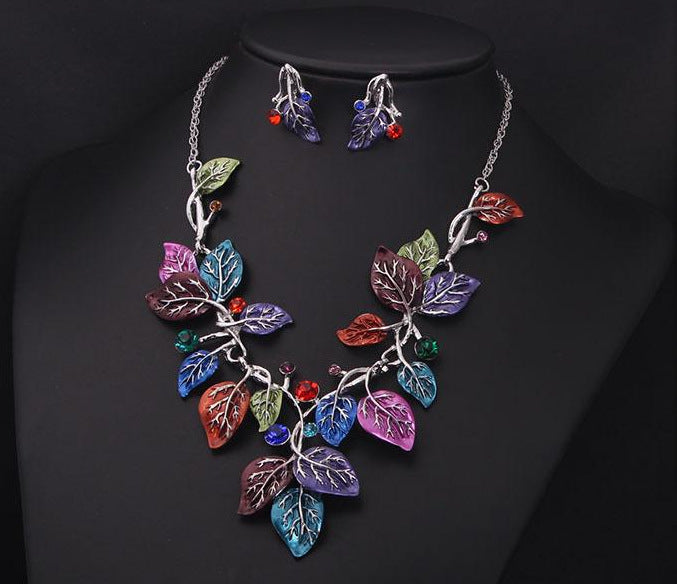 color leaves, short clavicle necklace, bridal dress,