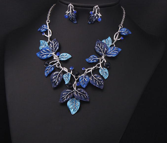 color leaves, short clavicle necklace, bridal dress,