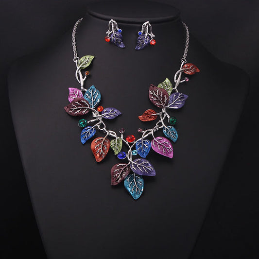 color leaves, short clavicle necklace, bridal dress,