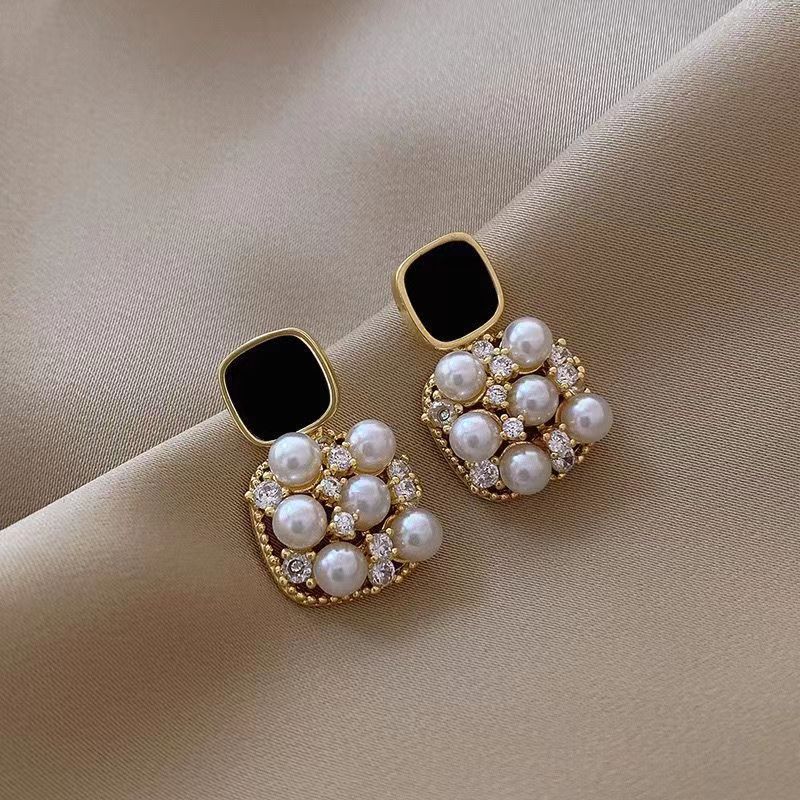 Women's Fashion Personality Vintage Pearl Earrings